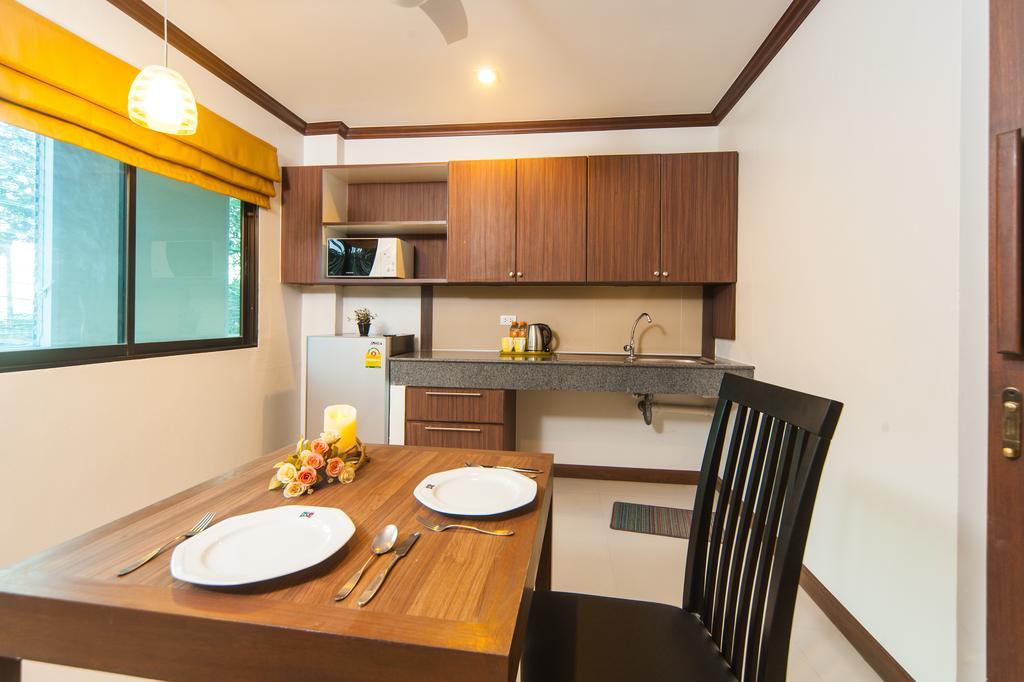 Ratana Hill Patong Aparthotel Exterior photo