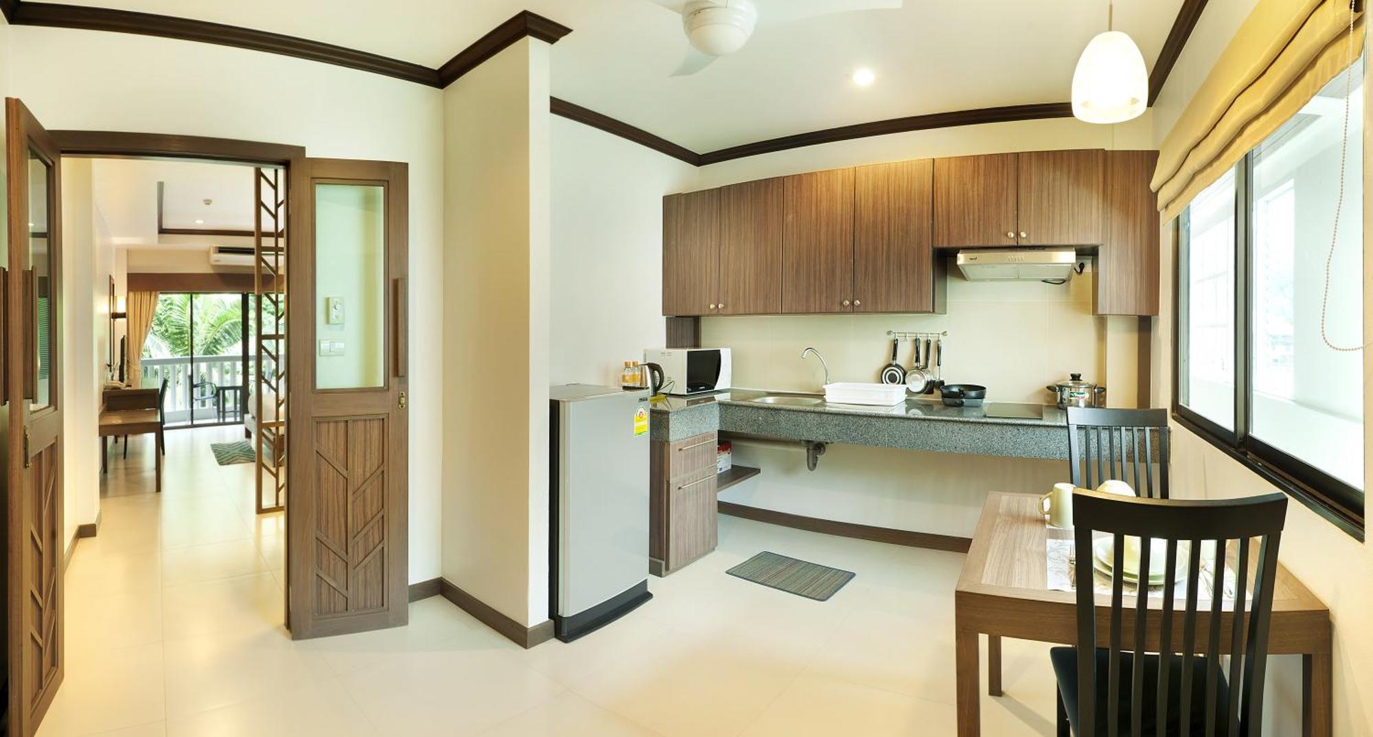 Ratana Hill Patong Aparthotel Exterior photo